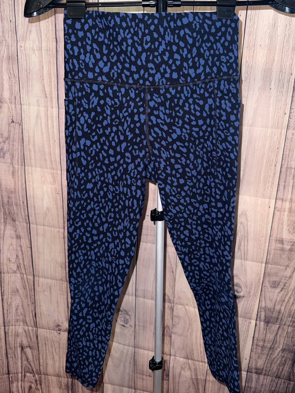 Athleta Salutation Stash Pocket II 7/8 Leggings SP Blue Leopard Print
